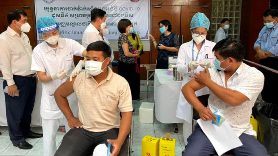 柬埔寨第四针接种首日，超2万人接种！