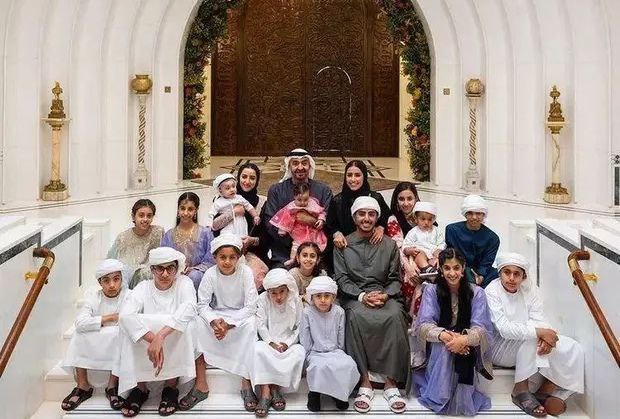 阿联酋总统在开斋节分享全家福照片