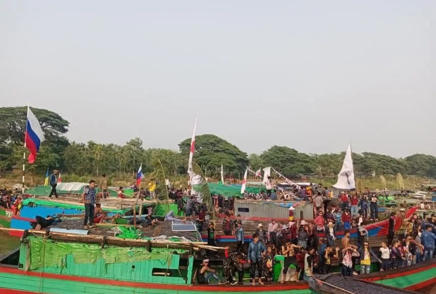 成百上千缅甸若开族的小哥哥小姐姐聚在一起狂欢