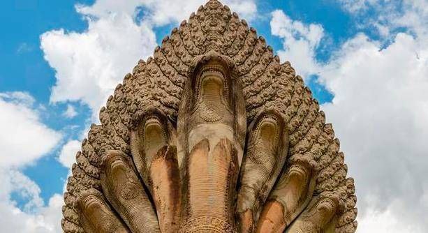 七头那伽和十三头那伽神力不一，一起到柬埔寨来看守护神