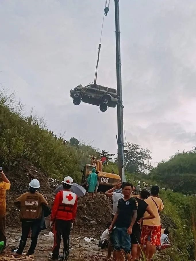 奇怪！一汽车冲入缅甸帕敢废弃矿场水池，车捞上来，人一个不见