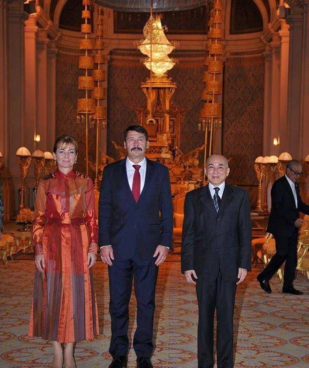 匈牙利总统夫妇访柬埔寨！第一夫人穿红裙惊艳，柬埔寨国王更吸睛