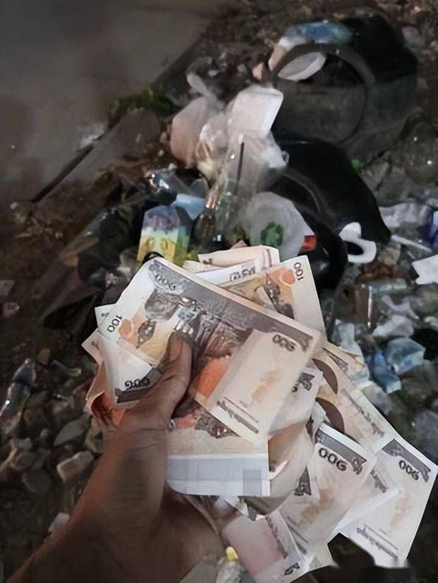 柬埔寨西港垃圾堆发现大批100瑞尔现金，网友：乞丐也不要