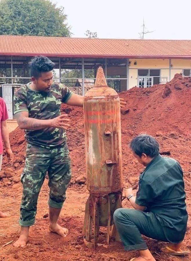缅甸小村庄村民发现超大航空炸弹，动用挖机才把“大家伙”刨出来
