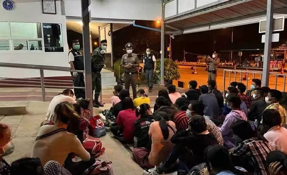 53名缅籍人员藏在货车夹层内偷渡，被边防站查获