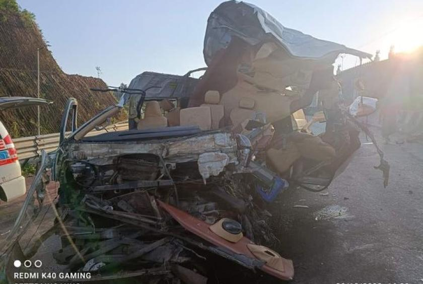 妙瓦底-道纳山脉路发生正面碰撞，7名乘客死亡
