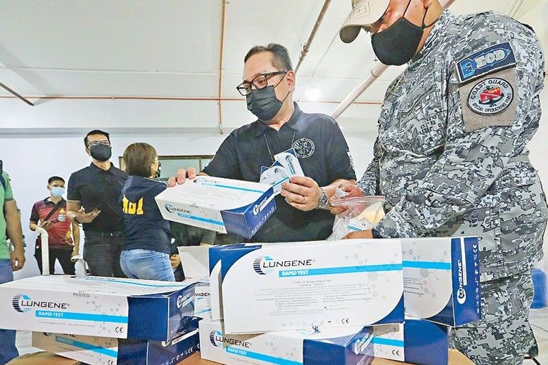 菲律宾执法人员在马尼拉市查获百盒未经授权检测试剂盒