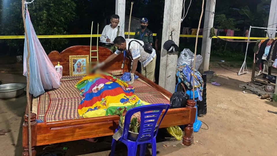 柬埔寨一名女子无故被砍死，村民抓住凶手并将其打昏！