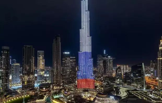 世界第一高楼迪拜哈利法塔亮起俄罗斯国旗色灯光