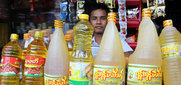 1拽6700缅币，还是特价！缅甸莱达雅工业区，不少人抢购棕榈油