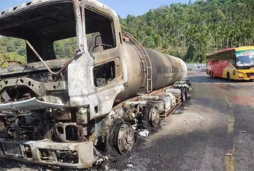 克伦邦三辆货车遇袭已致两死一伤 仰光一加油站遭民间武装组织纵火