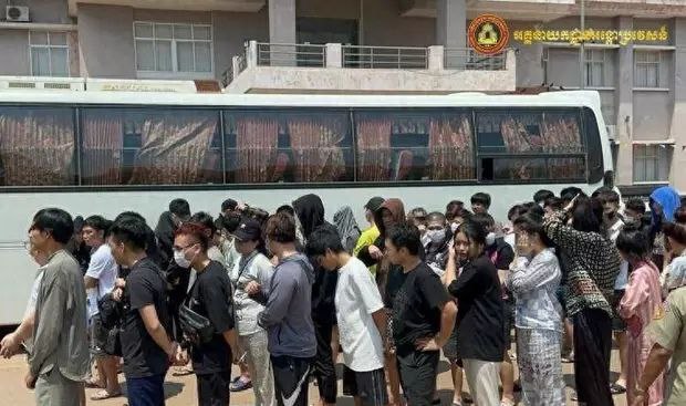 柬埔寨西港从事电诈231名越南人被驱逐出境