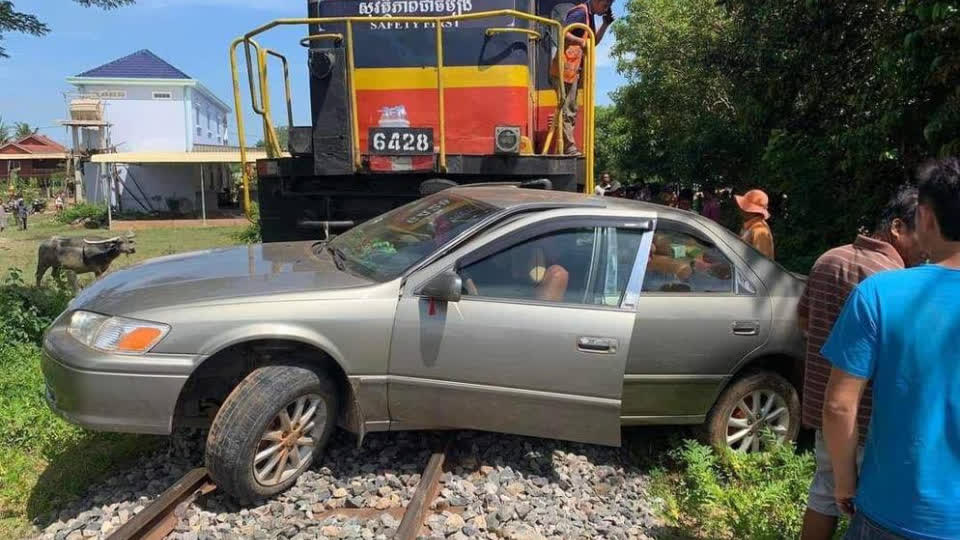 柬埔寨火车撞汽车拖行百米，司机死里逃生！