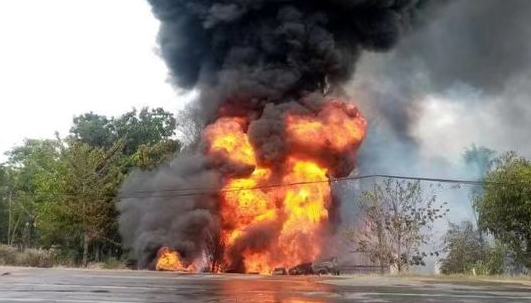缅甸勃固省一油罐车倾覆起火 大火蔓延至附近民居