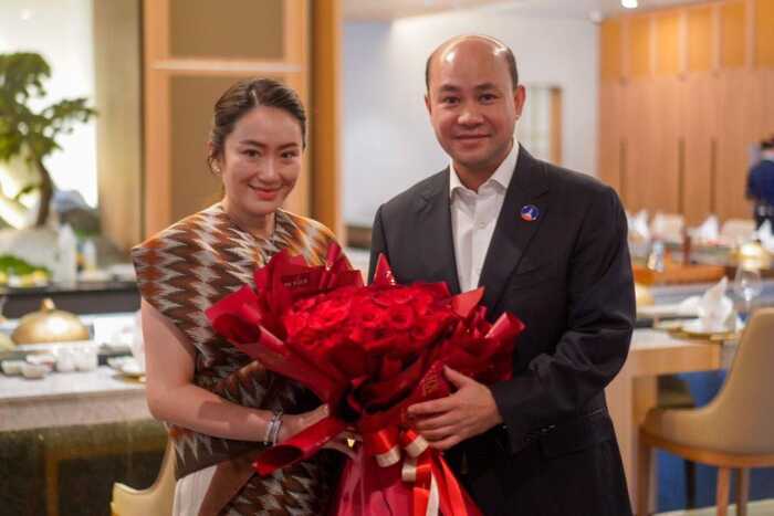 洪玛尼被委任副首相，为泰党主席送鲜花祝贺