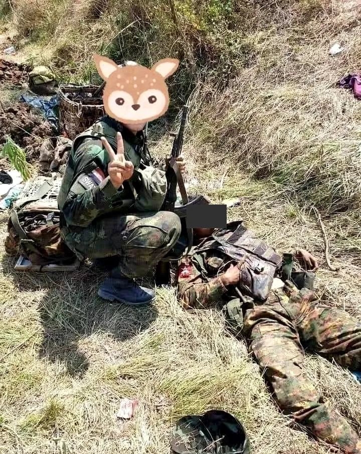 反军方武装成员以阵亡的缅军士兵为背景拍照“比耶”惹反感
