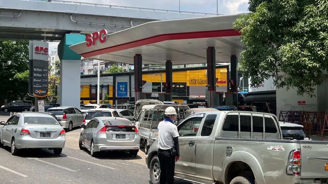 大量油轮排队靠港，缅甸国内燃油价格却在上涨