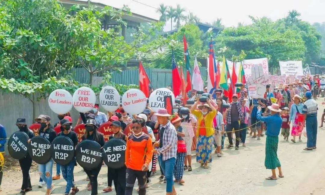 克钦邦翡翠产地帕敢民众游行示威，高呼口号支持KIA、PDF和NUG