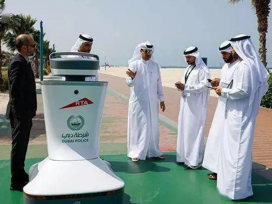 迪拜将推出AI机器人专门监控电动滑板车和自行车的违规行为