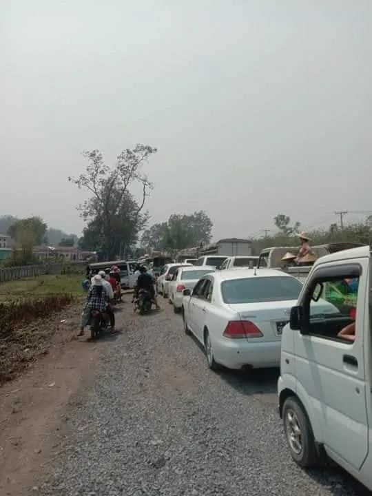 缅甸掸邦北部，上百辆车堵在路上