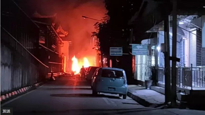缅泰边境一号友谊桥附近遭轰炸，两枚炸弹落下至多辆车起火