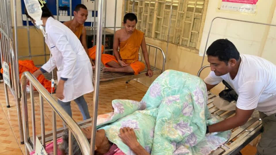 疑因食物中毒，柬埔寨一寺庙50多人呕吐昏倒送医急救！