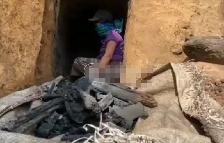 缅甸曼东地区50岁男子掉进火炭窑中被烧得仅剩下遗骸