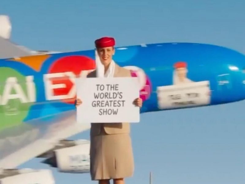 宣传迪拜世博会！阿航“空姐”再次登顶哈利法塔，A380从身边飞过