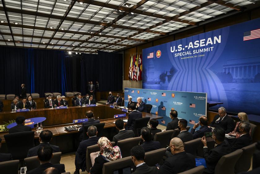 美国-东盟特别首脑会议在一份联合声明中强调了缅甸的问题，呼吁及时、全面地执行五点共识，并允许东盟特使与有关各方充分接触。