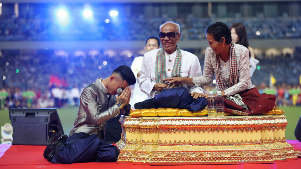 柬埔寨资深老艺术家与说唱天王同台亮相，重获知名度！