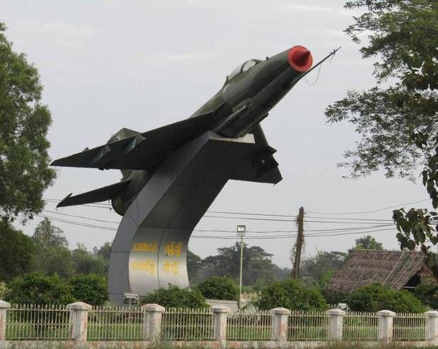 缅甸勃固省东吁空军基地遭火箭弹袭击，一架直升机受损
