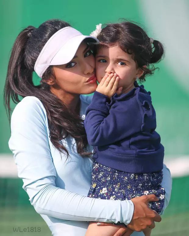 沙特首位女性网球运动员雅拉观战利雅得胜利