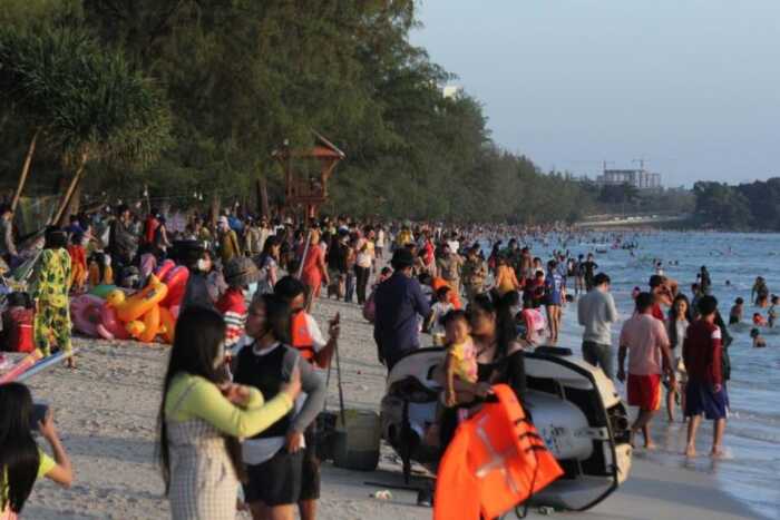 西港海滩跨年夜迎来5万多游客