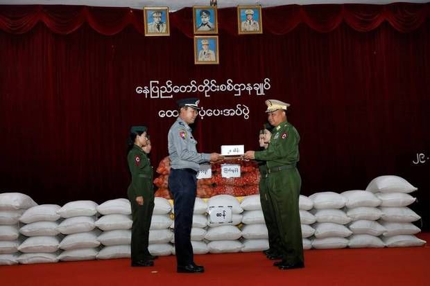 缅军内比都军区司令向在内比都提供安保的缅甸警察部队成员提供奖励