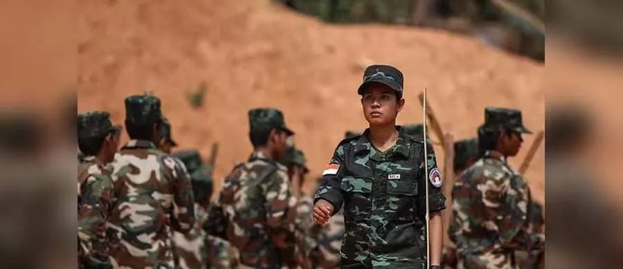 “我们为谁战斗？为了人民！”缅族人民解放军的训练场上口号震天