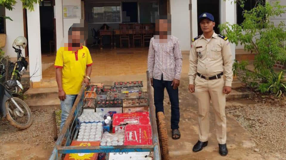 柬埔寨一父亲因懒得工作，带头2名儿子联合偷窃被逮捕！
