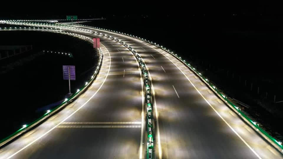 金港高速夜景图震撼曝光！柬埔寨网友体验后：绝了！
