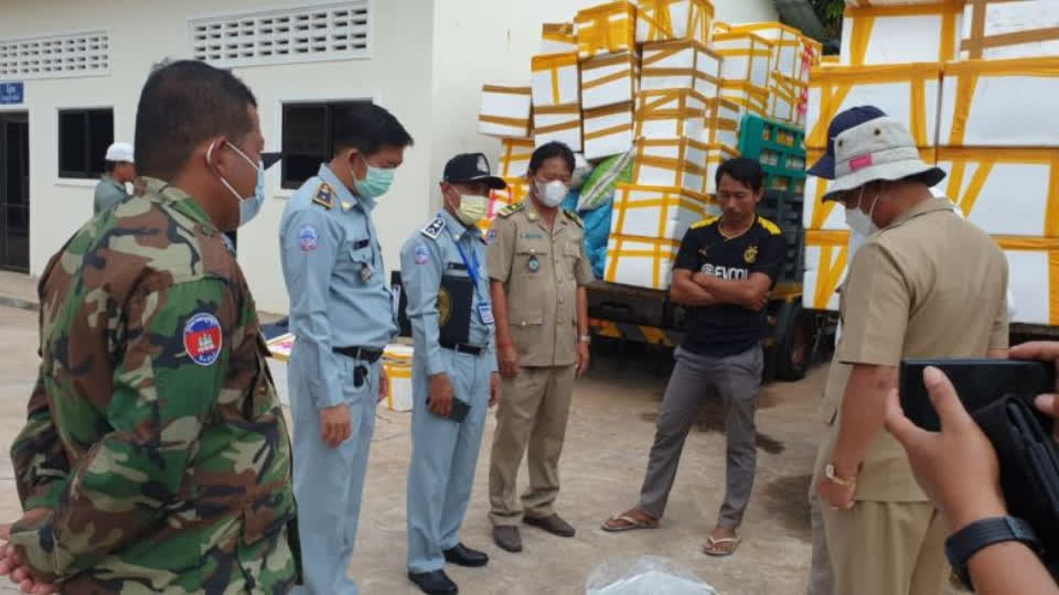柬埔寨当局拦截来自越南的货车，查获12吨注胶虾！