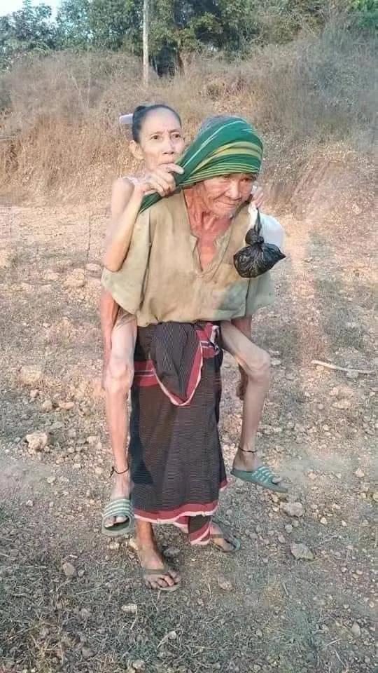 “有妻子就有家......”缅甸一名老年男子背着妻子躲避战乱