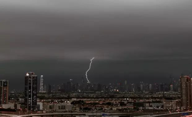 上周，阿联酋遭受了自1949年有记录以来最严重的暴雨。科学家和气象预报员将这场风暴归因于海洋变暖导致大量水汽上升到大气中，然后以降雨形式降落到阿拉伯半岛。
