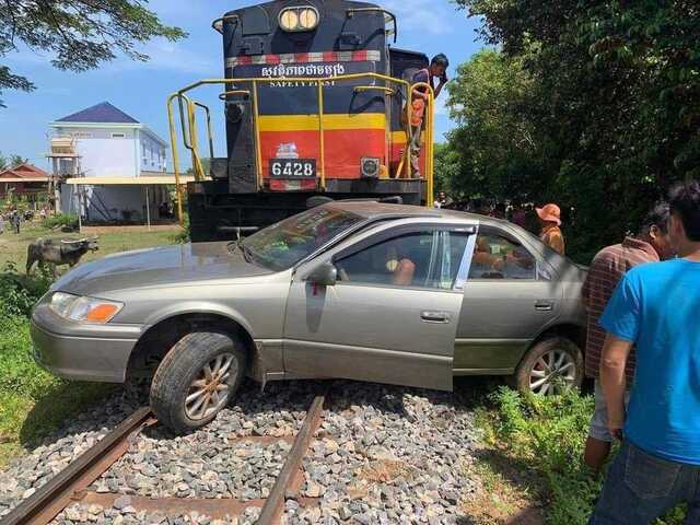 汽车遭火车撞行100多米，司机万幸逃过一劫