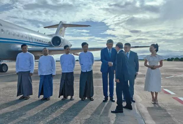 缅甸前总统见完中国大使登上专机直飞北京