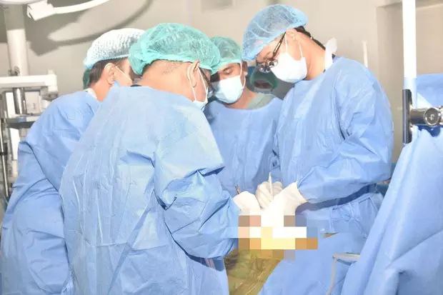 缅军进行第三次肝移植手术