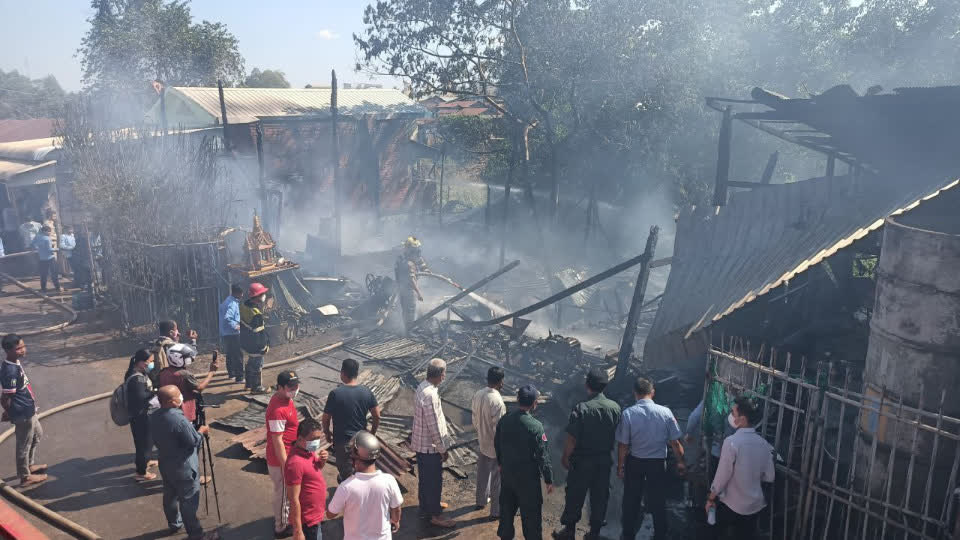 柬埔寨发生大火，3间民房被烧光！