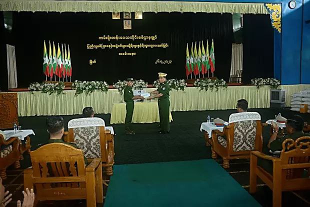 缅军沿海军区司令会见德林达依省的民团成员并提供食物
