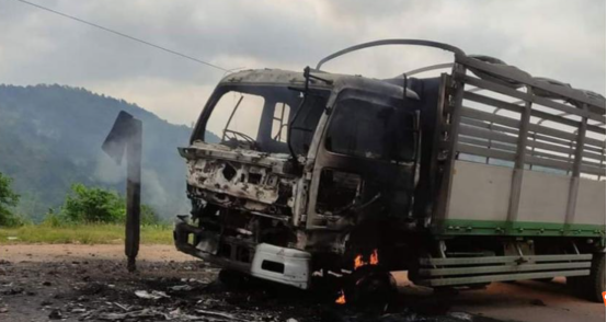 泼水节第一天，妙瓦底亚洲公路上一辆摩托车与一辆货车遭纵火烧毁！